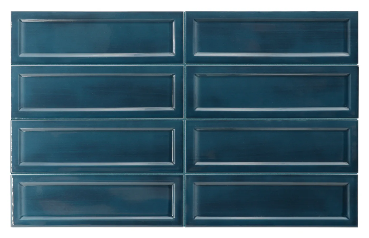 Glänzende petrolblaue Wandfliese 6,5×20 cm mit erhabenem Rahmenrelief und wolkiger Lasur in tiefem Blau.