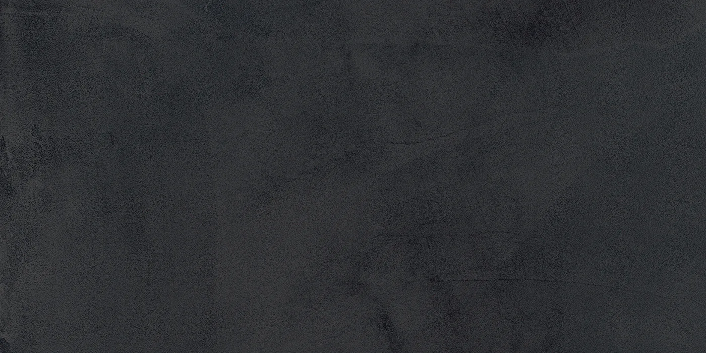Anthrazitschwarze Fliese 30×60 cm in Spachteloptik, matte Oberfläche mit wolkigen Spachtelspuren und feinen Kratzlinien.