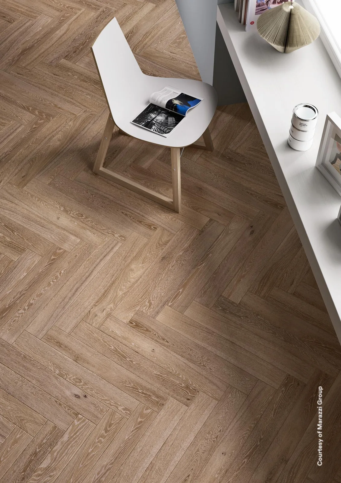 Arbeitsplatz mit weißem Stuhl auf Holzoptik-Fliesen Treverkcharme Beige im Fischgrätverband