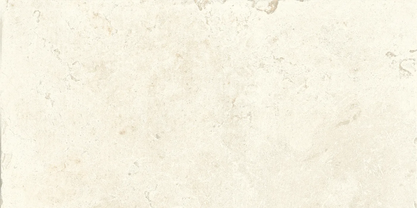 Cremeweiße Steinoptik-Fliese mit ruhiger Fläche und zarten hellen Wolken, 30×60 cm, in rutschhemmender Strukturoberfläche
