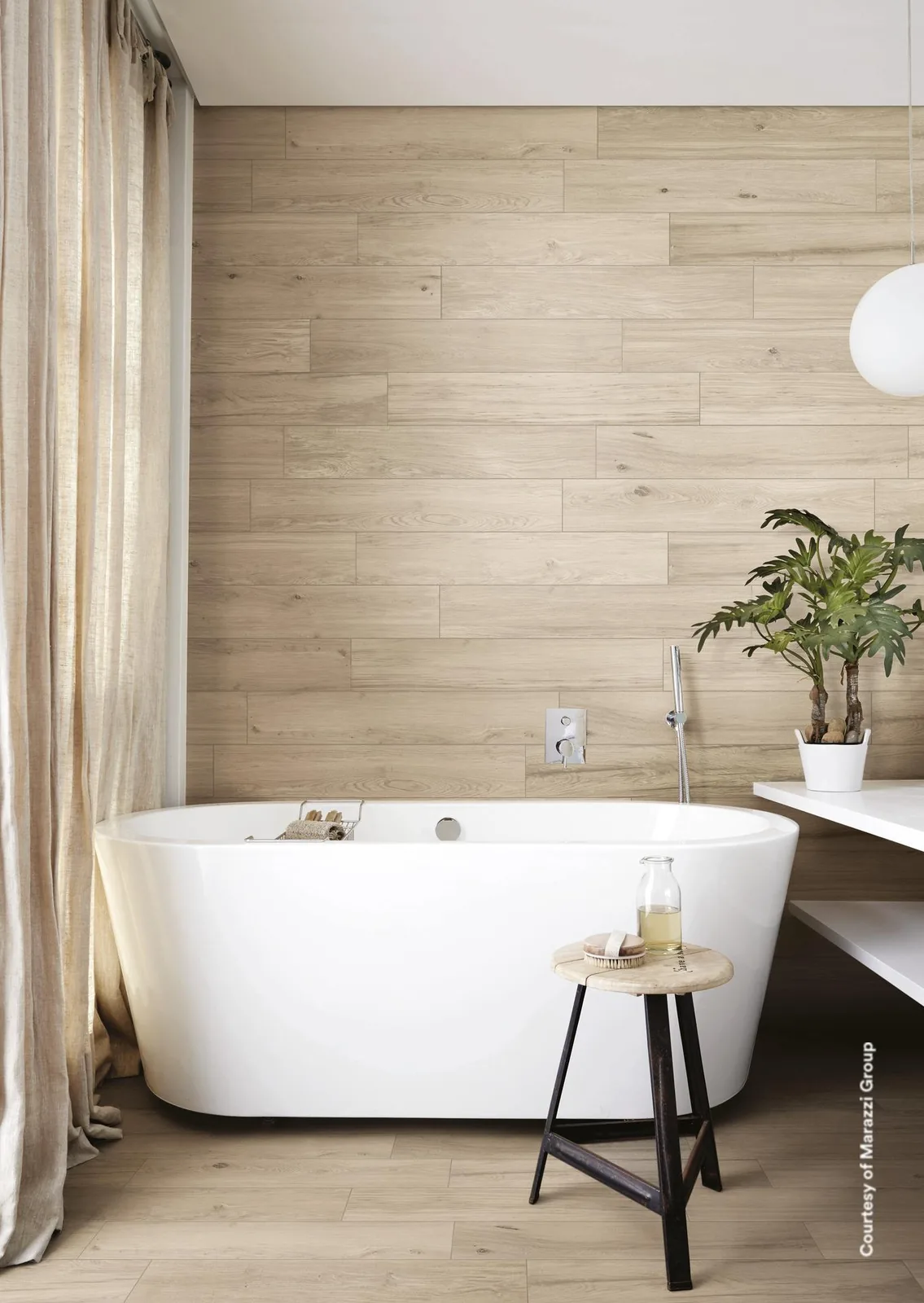 Badezimmer mit freistehender Wanne und Hocker, Wand und Boden in Holzoptik White 14,5x90 cm