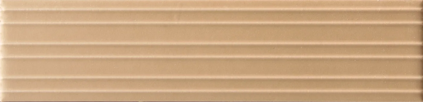 Rechteckige Wandfliese in sanftem Karamellbeige, matt, mit parallelem Rillenrelief, im Format 6x24,6 cm.