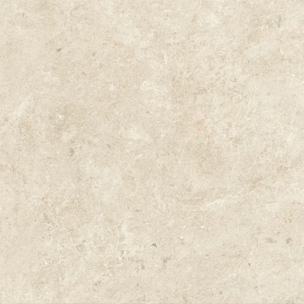 Matte cremefarbene Fliesenoberflaeche mit warmem Sandton und feiner Kalkstein-Aderung in ruhiger Nahaufnahme