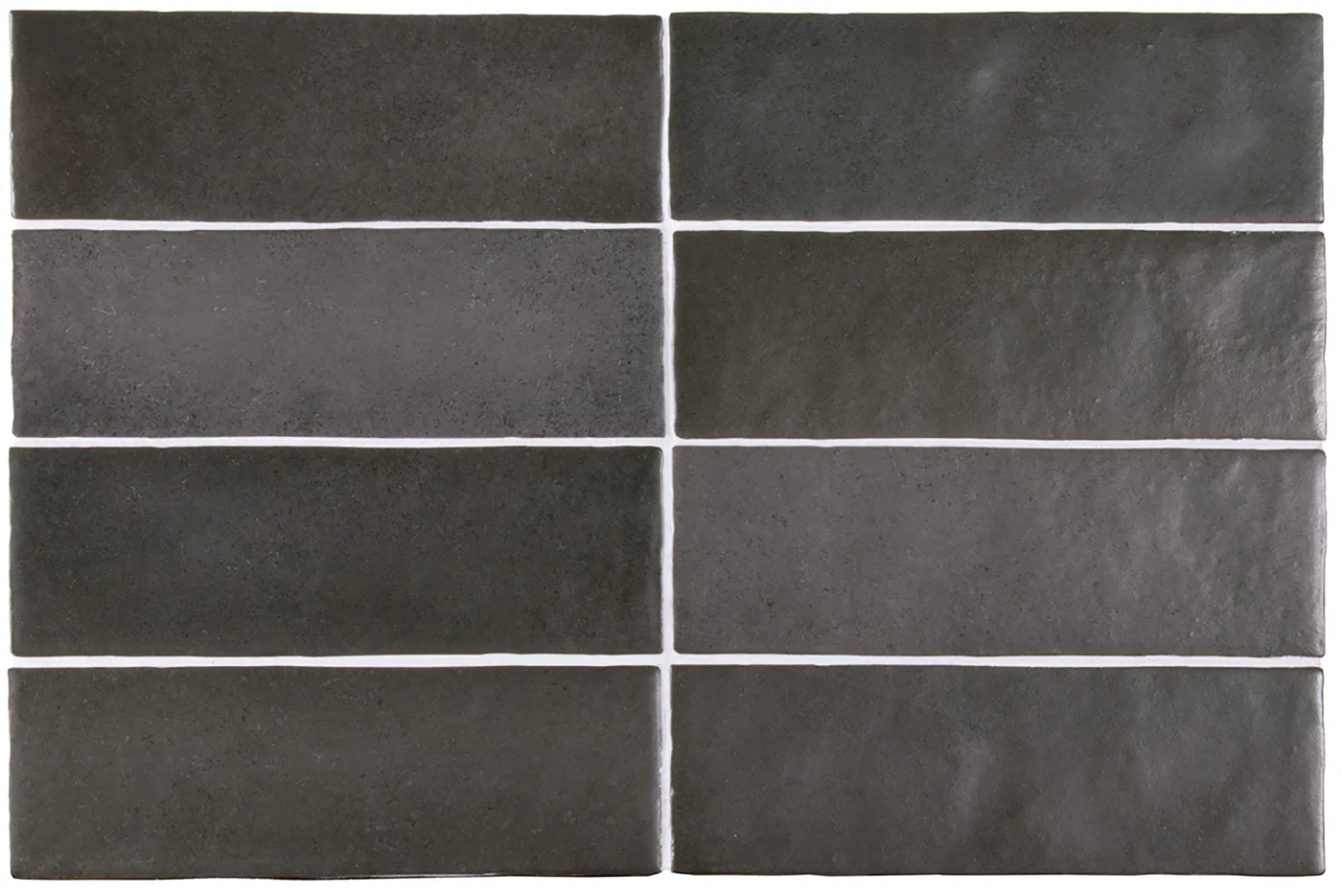 Anthrazitfarbene matte Steingut-Wandfliese, 6,5×20 cm, als Riemchen in Reihen verlegt, mit changierendem Farbspiel.