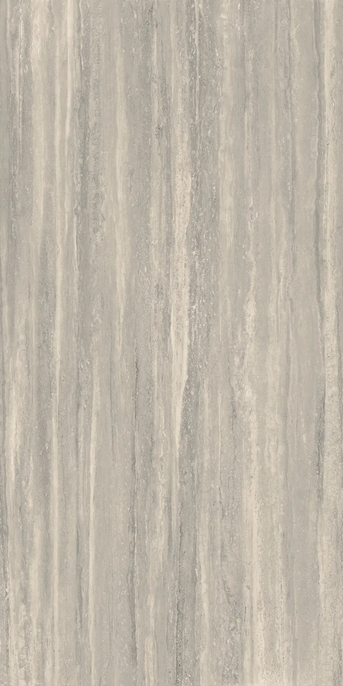 Graue Travertinoptik-Platte 160x320 cm mit seidenmatter Oberfläche und längs verlaufenden Streifen in Grau und Beige.