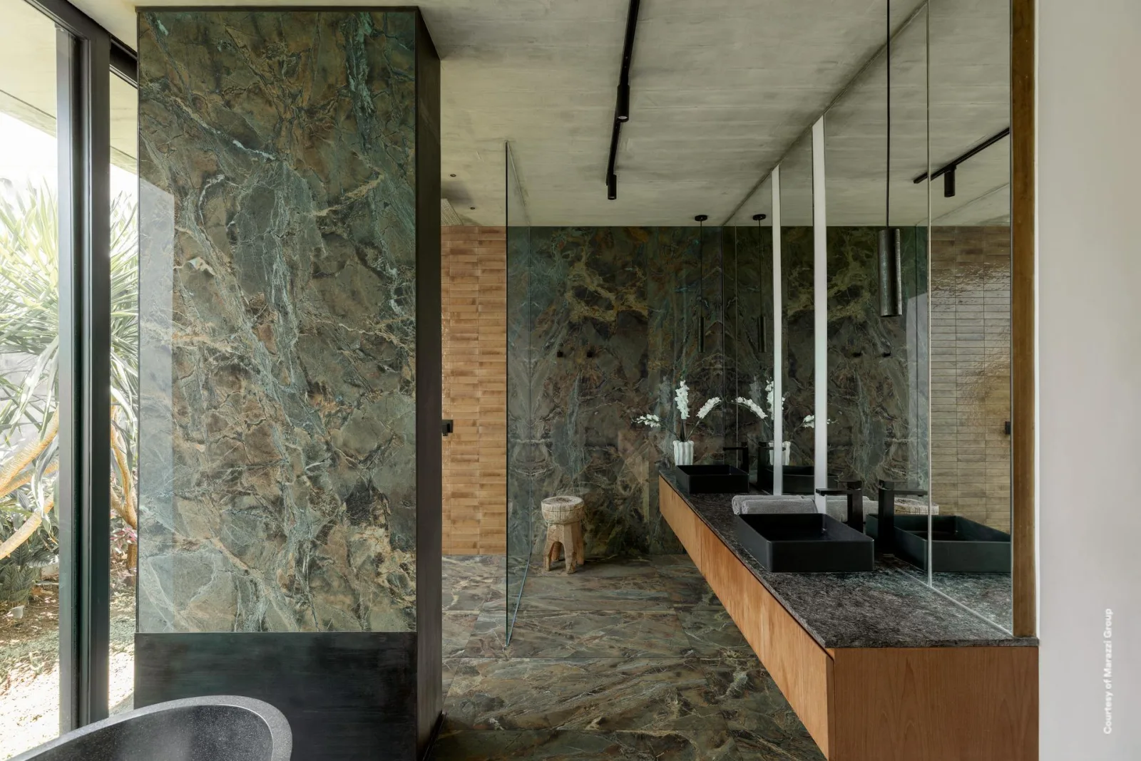 Bad in grünem Marmor mit Doppelwaschtisch, gefliest mit Marazzi Allmarble Verde Borgogna in 60x120cm.