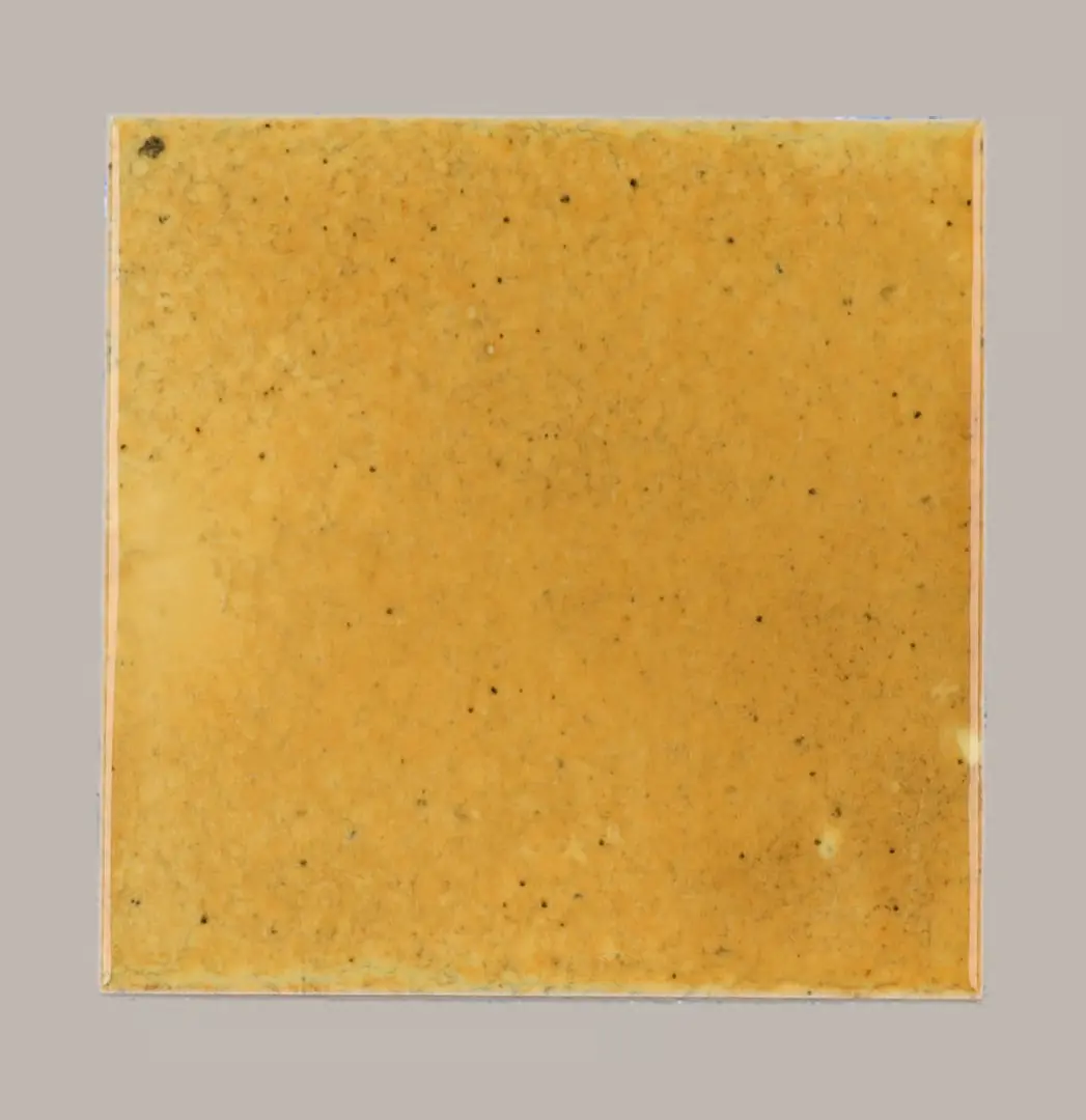Hanoi Wandfliese in Caramel Glasur, Format 10x10 cm, Studio Aufnahme frontal vor weißem Hintergrund.