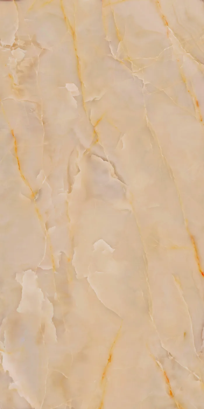 Pfirsichbeige Marmoroptik-Platte im Format 160x320 cm mit glänzender Oberfläche und goldgelber Onyxader.