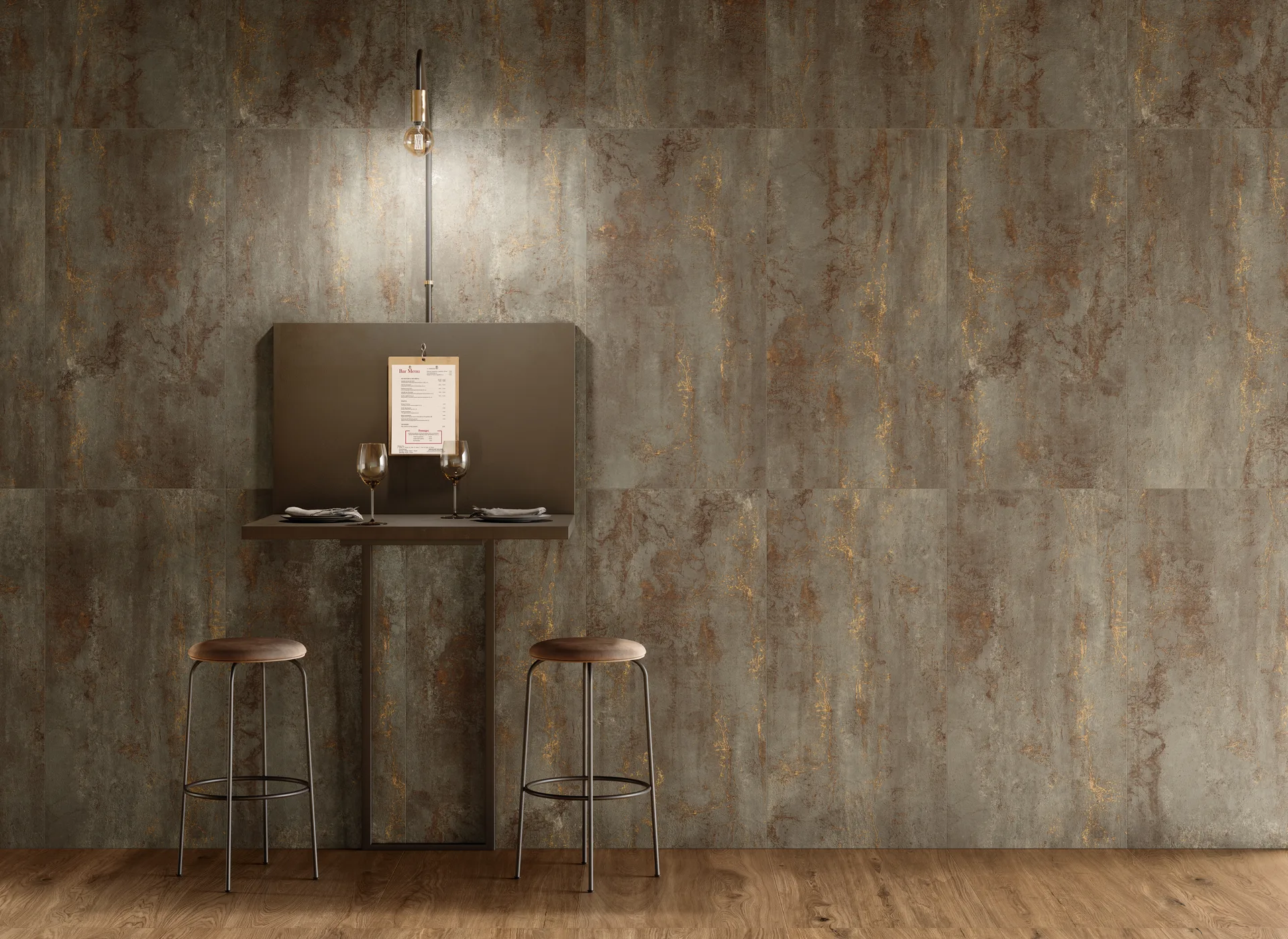 Bartresen vor einer graubraunen Metalloptik-Wand mit Hängeleuchte und Hockern, Fliesenformat 60×120 cm.