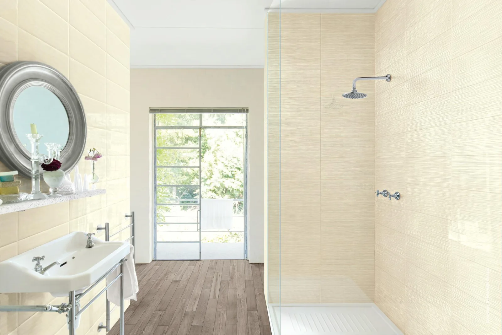 Marazzi Cloud Cream 20x50 cm als cremefarbene glänzende Wandfliese im Bad, mit Waschtisch, Spiegel und offener Dusche