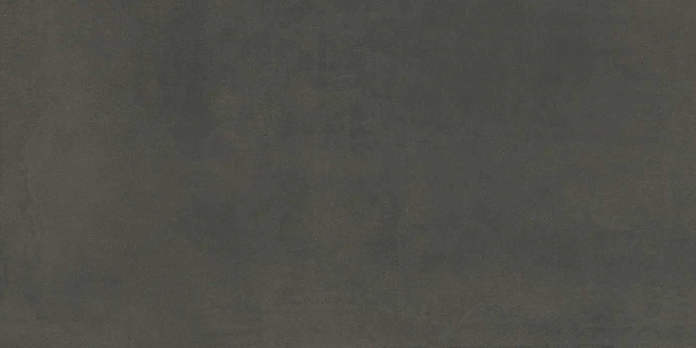 Anthrazitgraue Betonoptik-Fliese 60x120 cm mit wolkiger, wie gespachtelt wirkender Schattierung, matte Oberfläche.