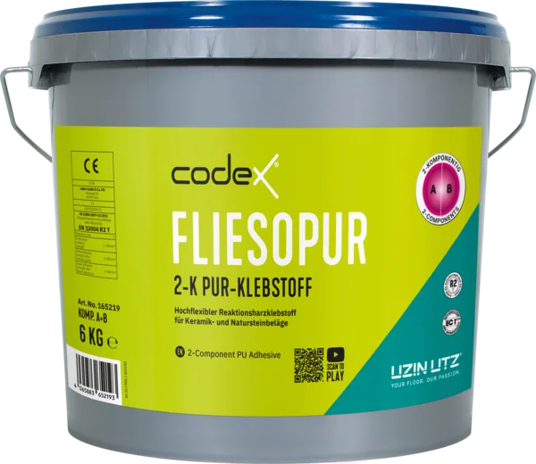 Grauer Eimer mit blauem Deckel und gelb-grünem Etikett „codex Fliesopur 2-K PUR-Klebstoff 6 KG"; pinker Kreis „2 Komponenten A B", EN-12004-R2-T-Logo.
