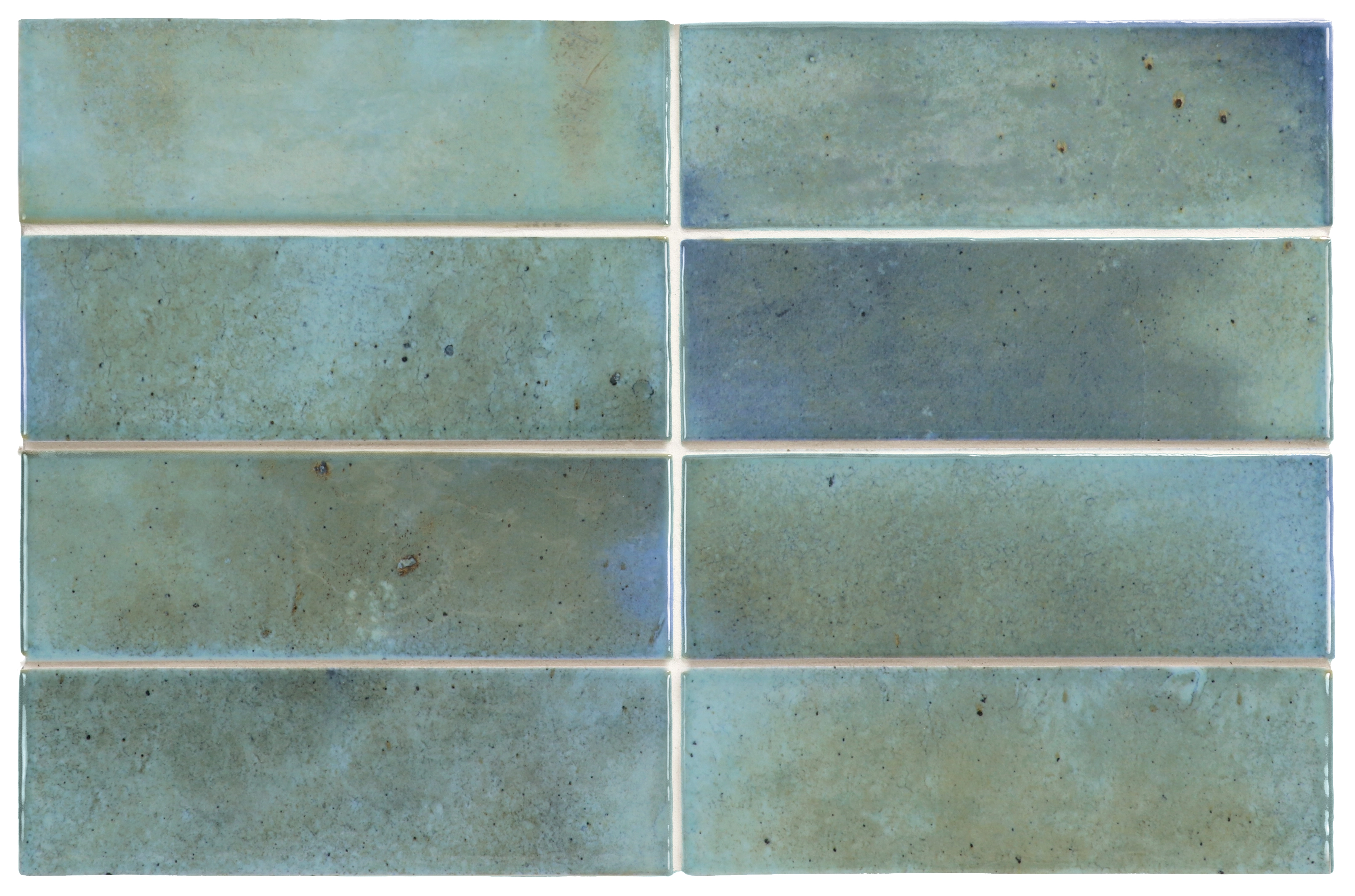 Verlegte Hanoi Sky Blue Wandfliesen im Format 5,1x16,1 cm. Lebhafte V4 Variation der Glasur, im Raum verbaut.