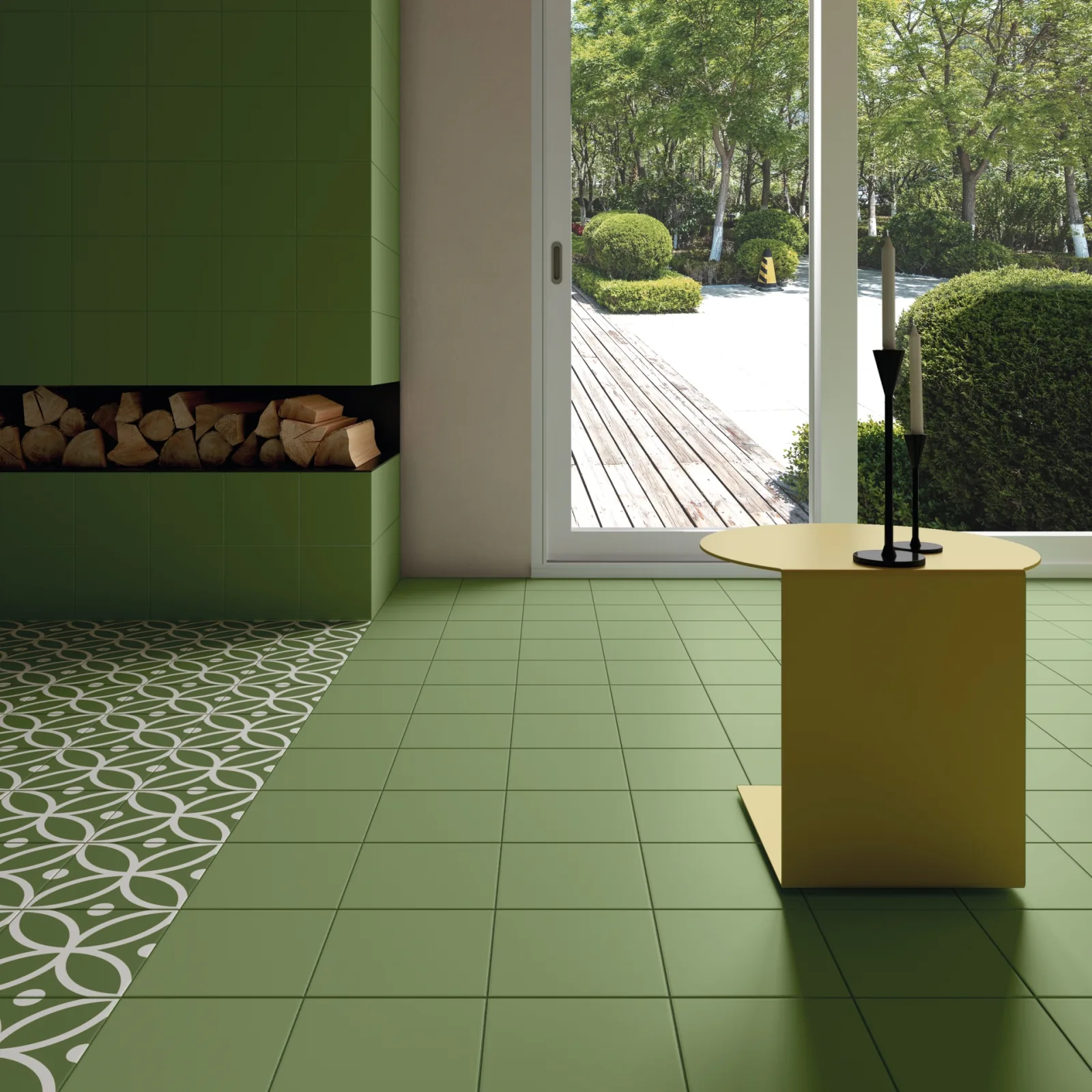 Wohnraum mit grünem Boden Equipe Rivoli Green und Bergen-Verde-Ornamentstreifen, Kaminholz und Blick in den Garten.