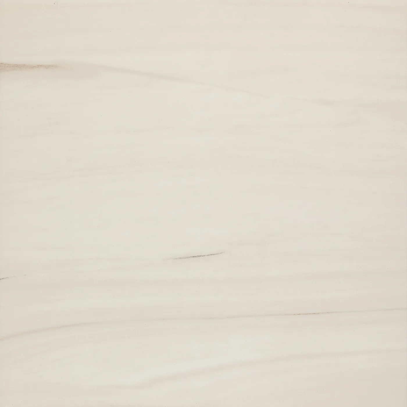 Cremeweiße Marmoroptik-Fliese 60x60 cm in matter Ausführung, mit feiner senkrechter Streifung über die ganze Fläche.