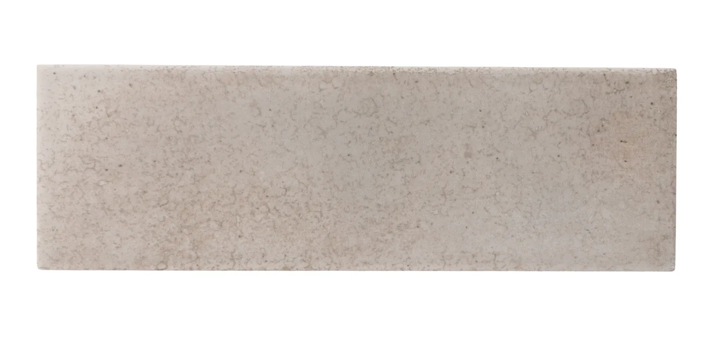 Warm greigefarbene matte Keramikfliese 6×18,6 cm in handgemachter Zellige-Optik mit changierender, lebendiger Lasur.