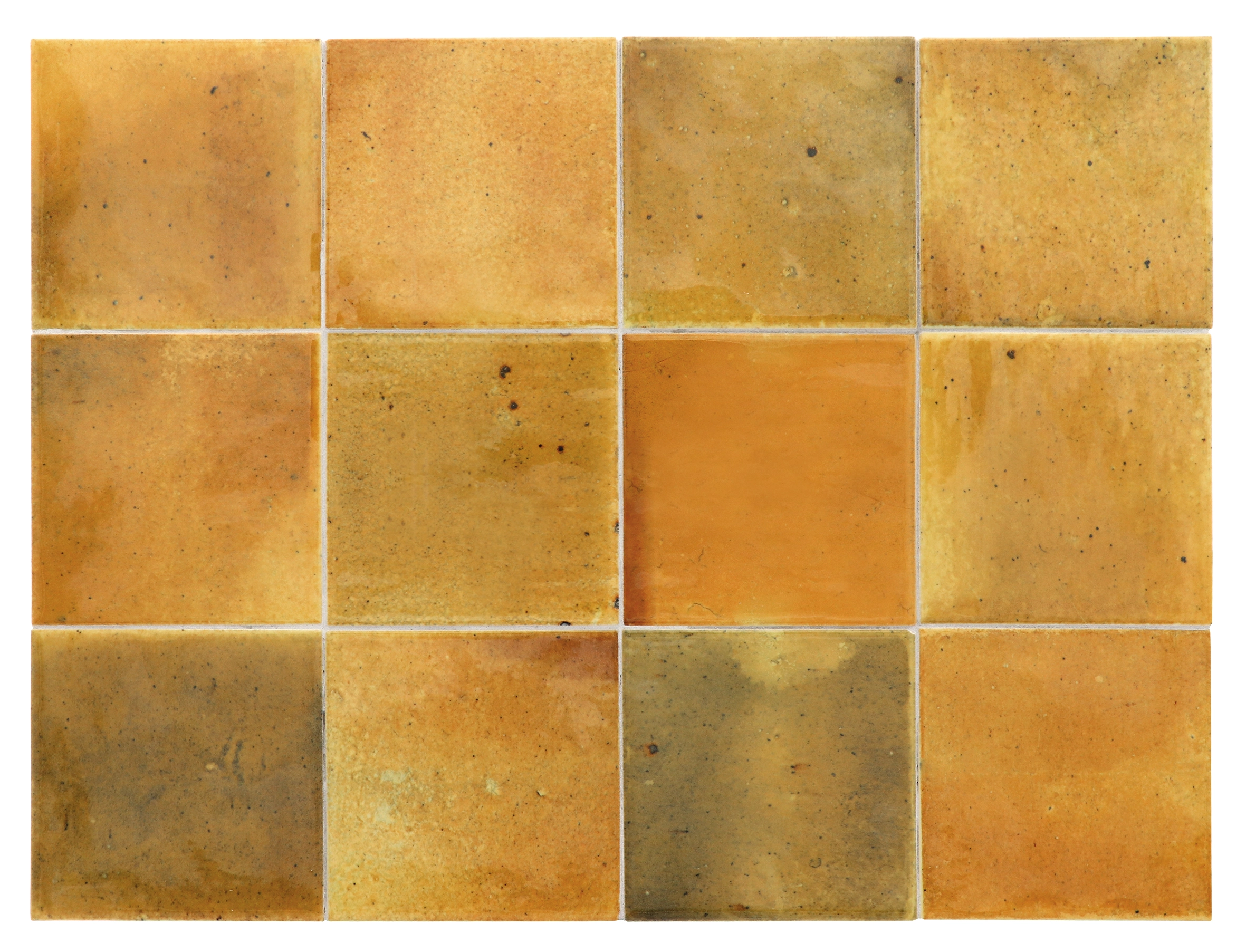 Verlegte Hanoi Caramel Wandfliesen im Format 10x10 cm. Lebhafte V4 Variation der Glasur, im Raum verbaut.