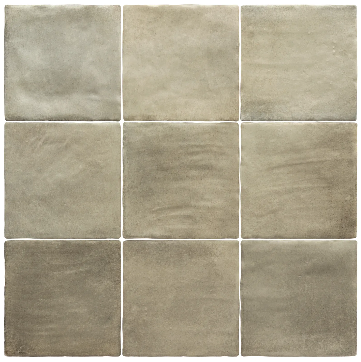 Gedämpft graugrüne Steingut-Wandfliesen im Format 10×10 cm im Raster verlegt, matte Oberfläche mit wolkigen Farbnuancen.