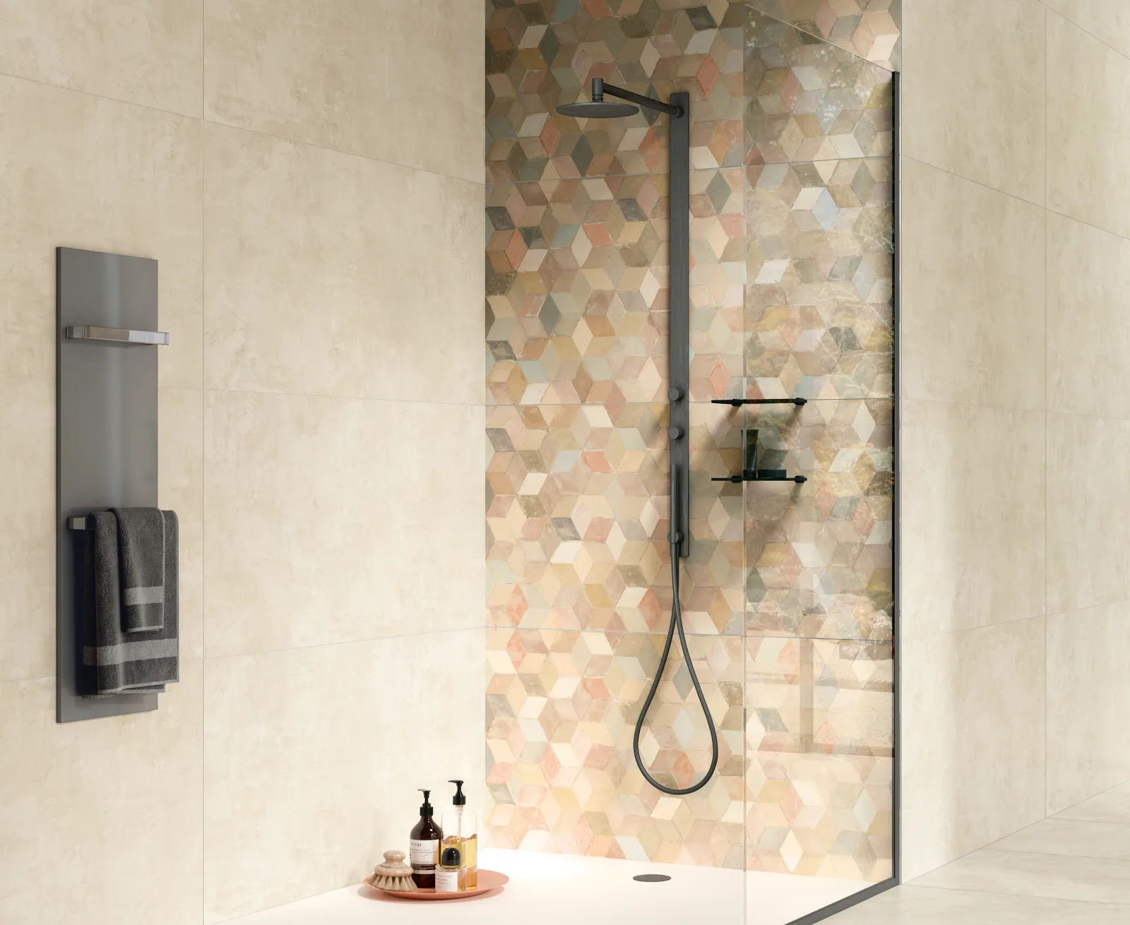 Begehbare Dusche mit warmer Hexagon-Dekorwand, Naxos Pictura Faber Canosa 60x120 cm.