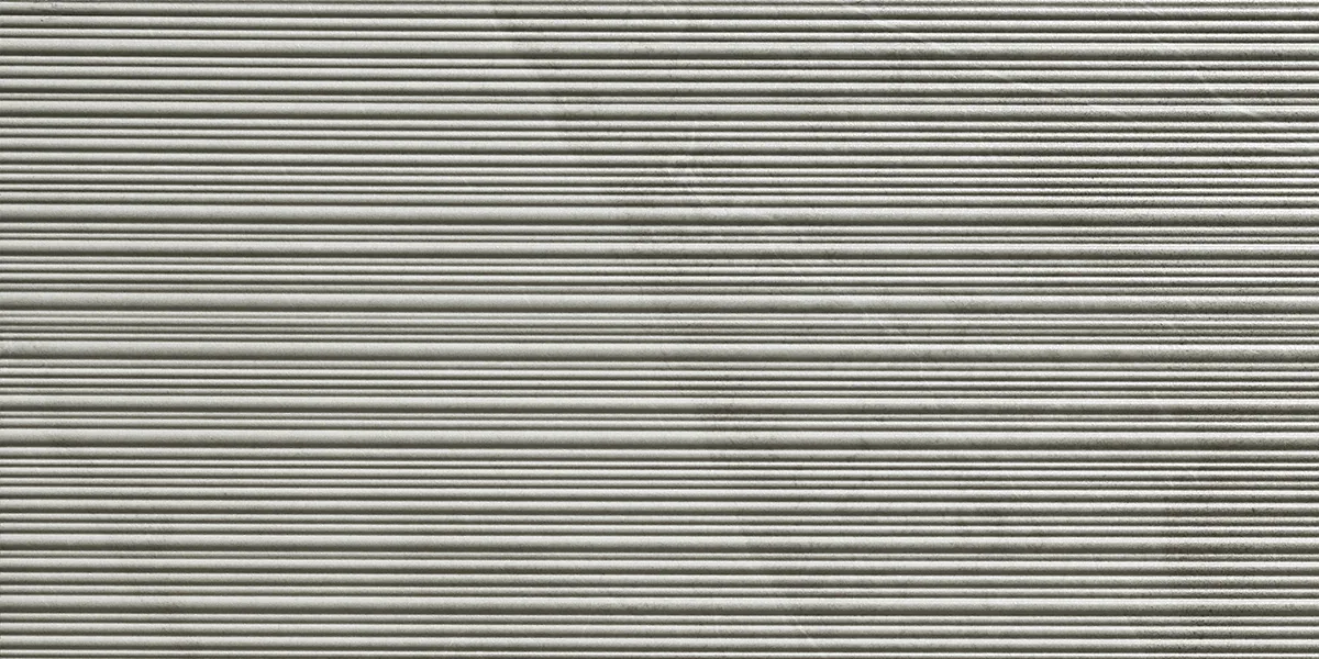 Mittelgraue Fliese 30×60 cm in Schieferoptik mit feinen waagerechten Rillen über die ganze Fläche, matt