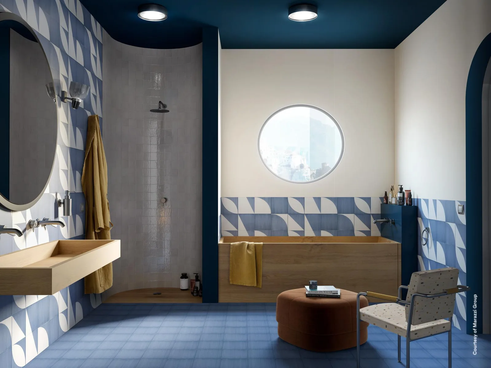 Bad mit Holzwaschtisch und Wanne, Boden in blauen Unifliesen, Wände mit blau-weißem Muster aus Bögen und Dreiecken.
