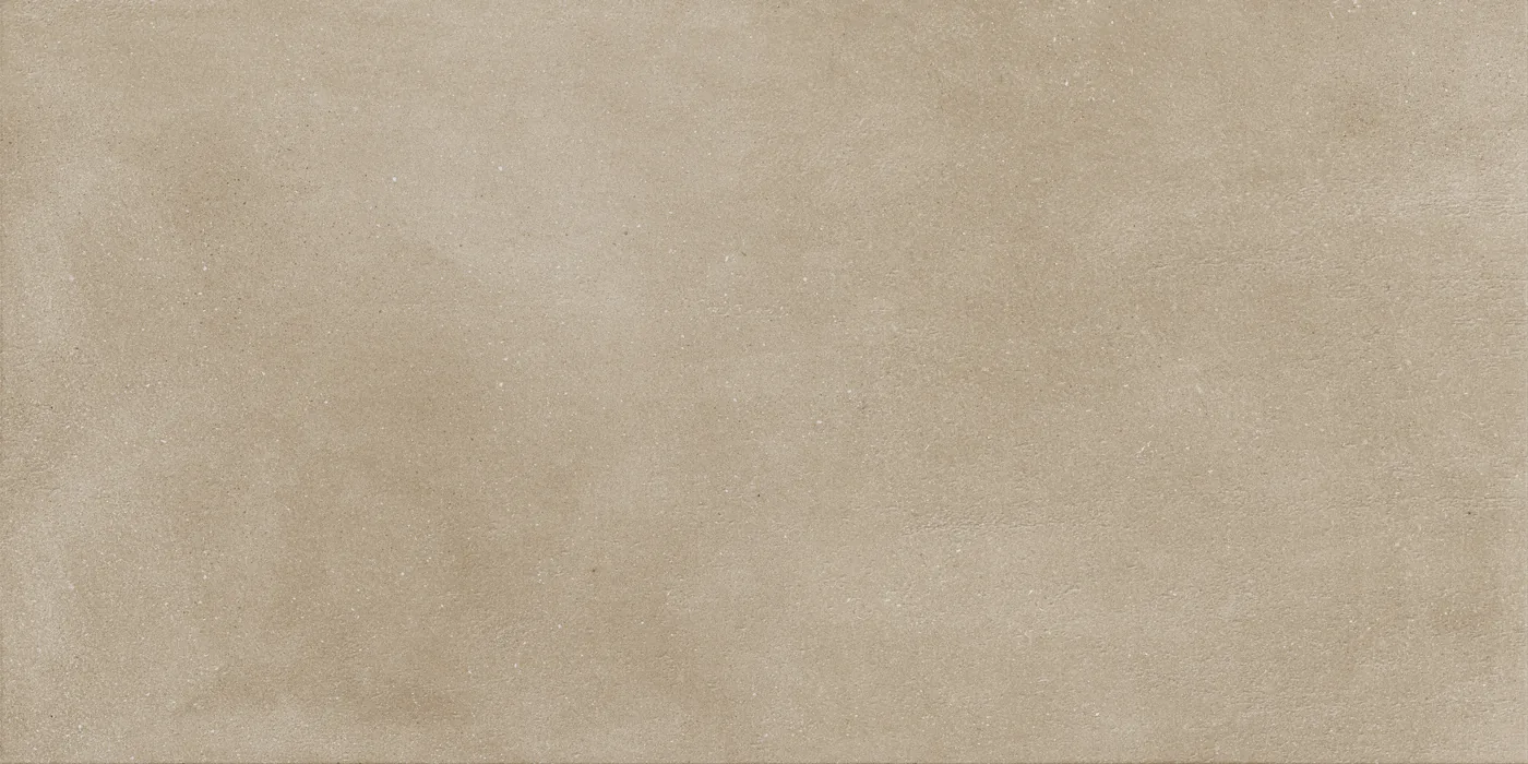 Sandgraue, greige Betonoptik-Fliese 60x120 cm mit wolkiger, wie gespachtelt wirkender Schattierung auf der Fläche, matt.