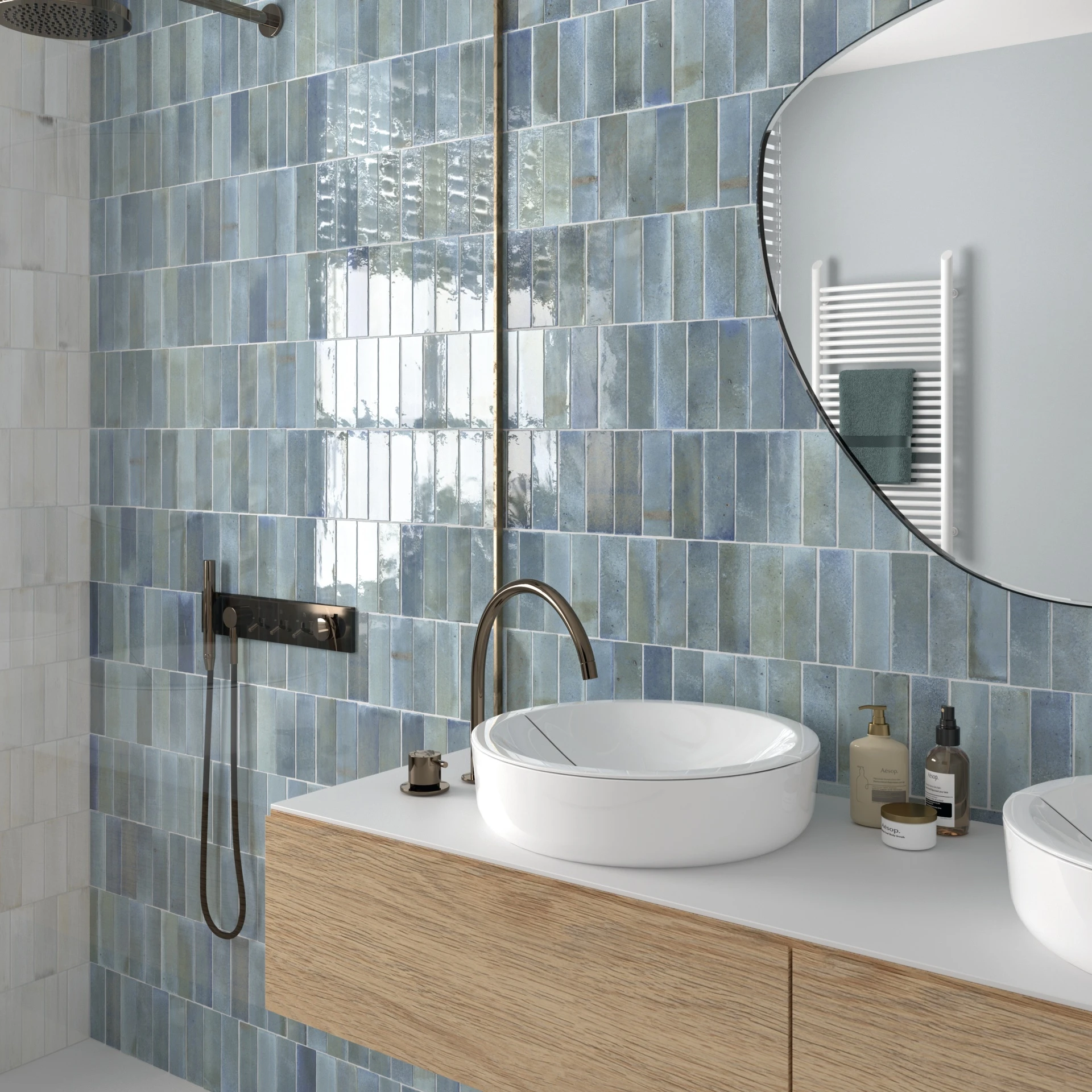Raumszene mit verlegten Hanoi Wandfliesen in Sky Blue Glasur, Showroom im Vintage Stil.
