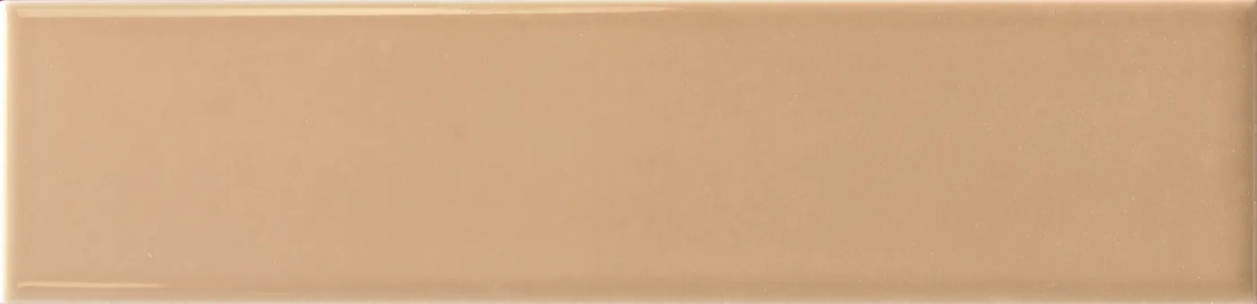 Rechteckige Wandfliese in sanftem Karamellbeige, glänzend, glatte einfarbige Oberfläche, im Format 6x24,6 cm.