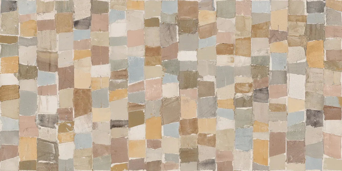 Wand- und Bodenfliese 30×60 cm mit Mosaik aus Steinstücken in Beige, Rosé und Blaugrau, seidenmatte Oberfläche.
