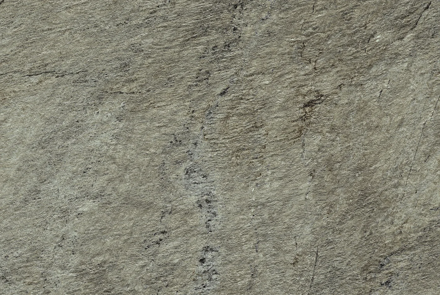 Graubraune Natursteinoptik im Format 60×90 cm mit rostbraunen Adern und körniger, matter Quarzit-Fläche.