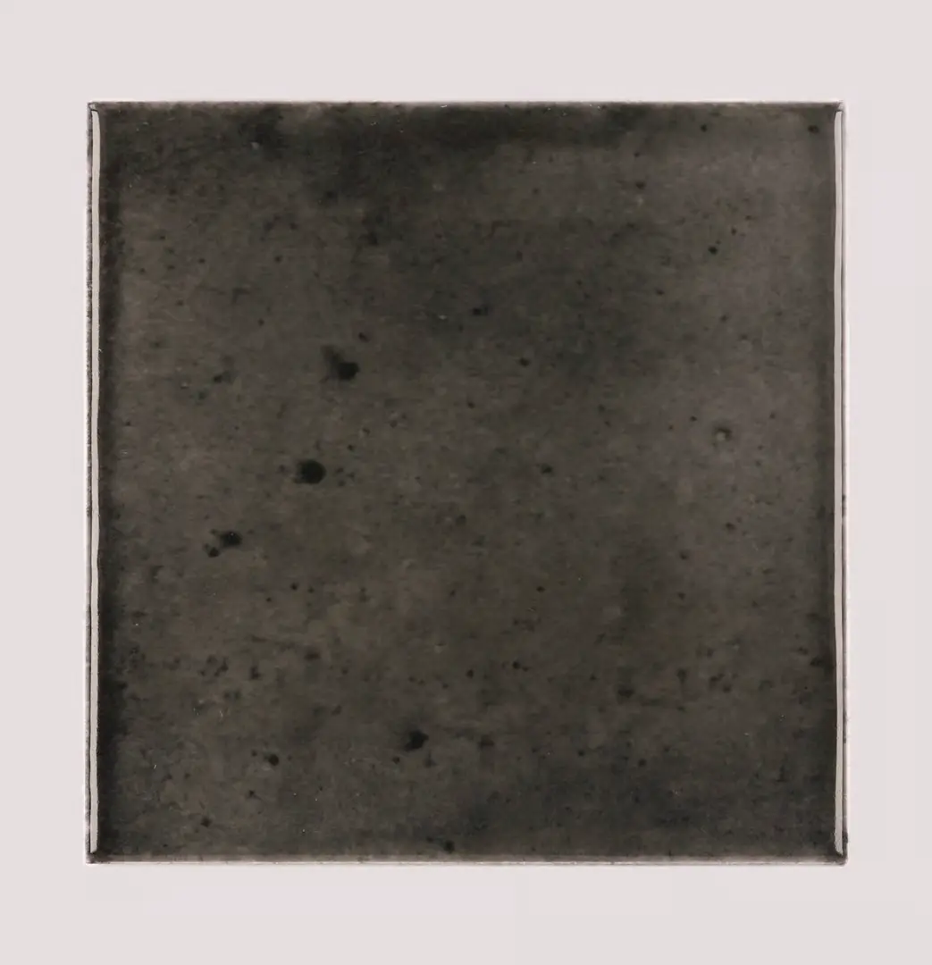Hanoi Wandfliese in Black Ash Glasur, Format 10x10 cm, Studio Aufnahme frontal vor weißem Hintergrund.