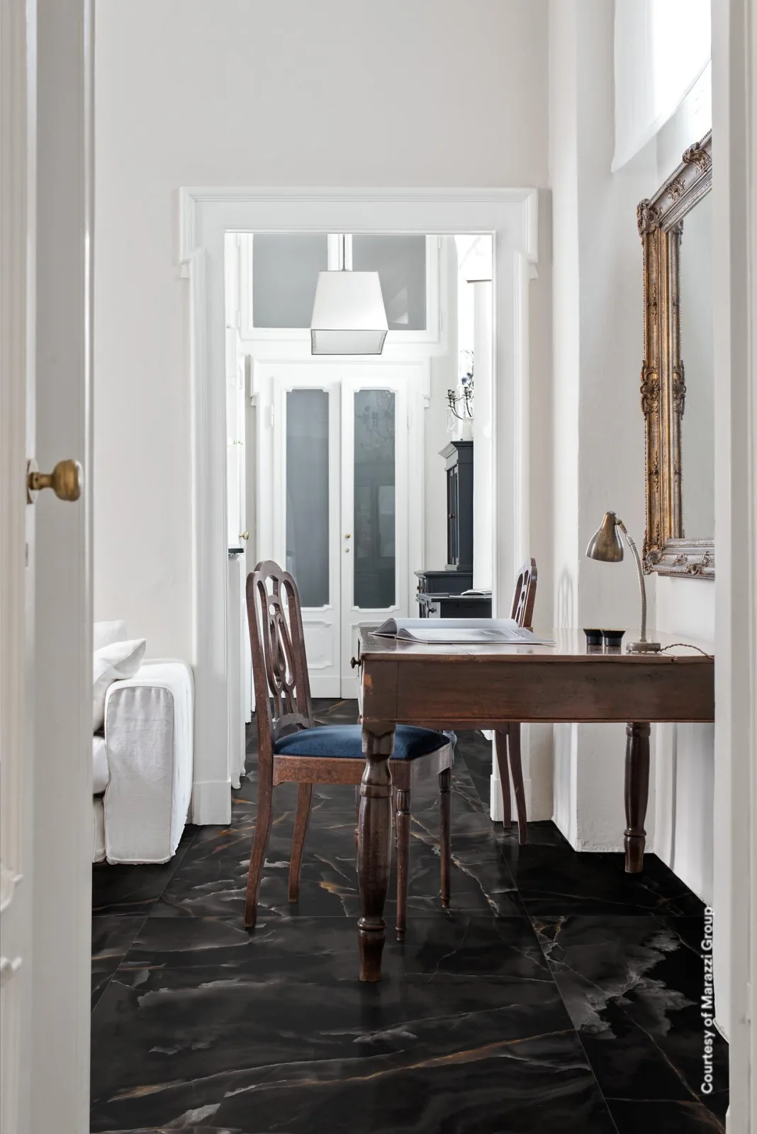 Flur mit Blick ins Esszimmer und schwarzem Boden, gefliest mit Marazzi Allmarble Onice Nero in 120x120cm.