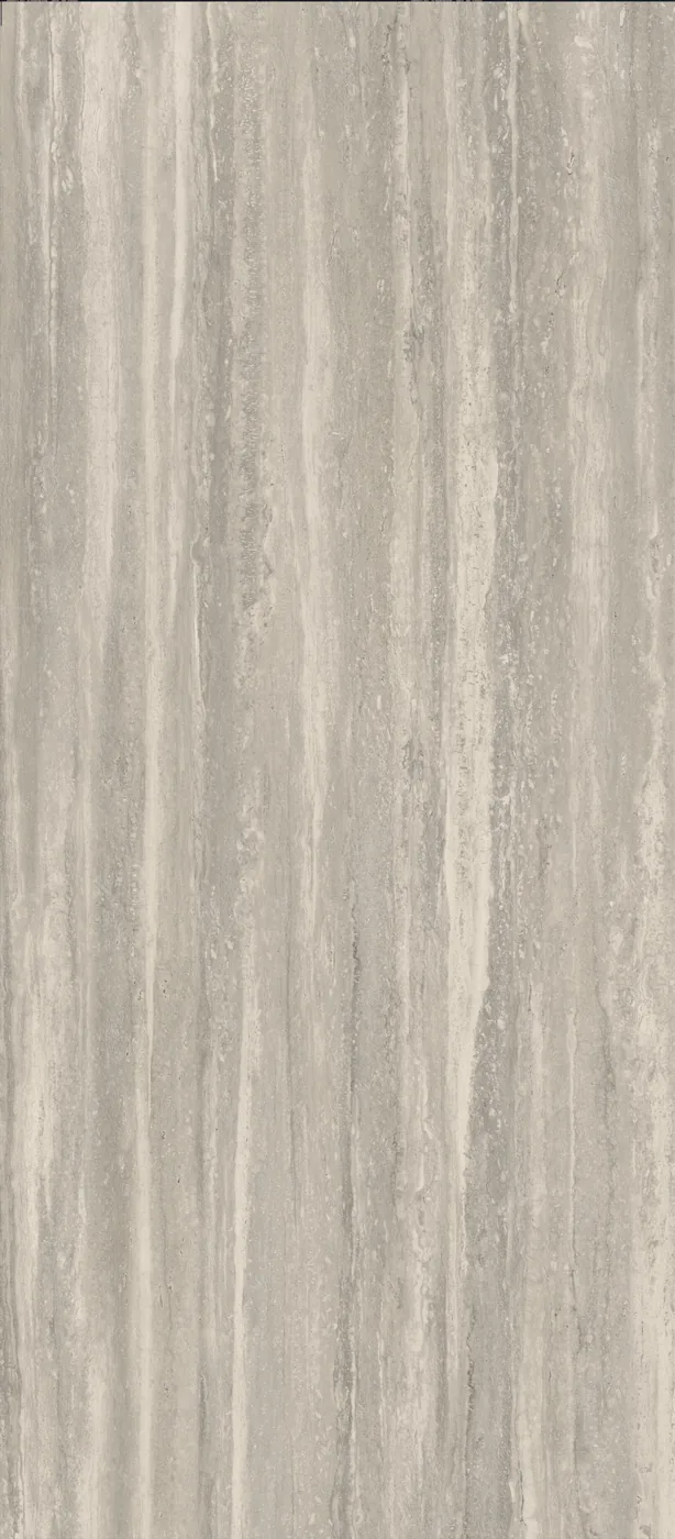 Graue Travertinoptik-Platte 120x278 cm mit matter Oberfläche und längs verlaufenden Streifen in Grau und Beige.