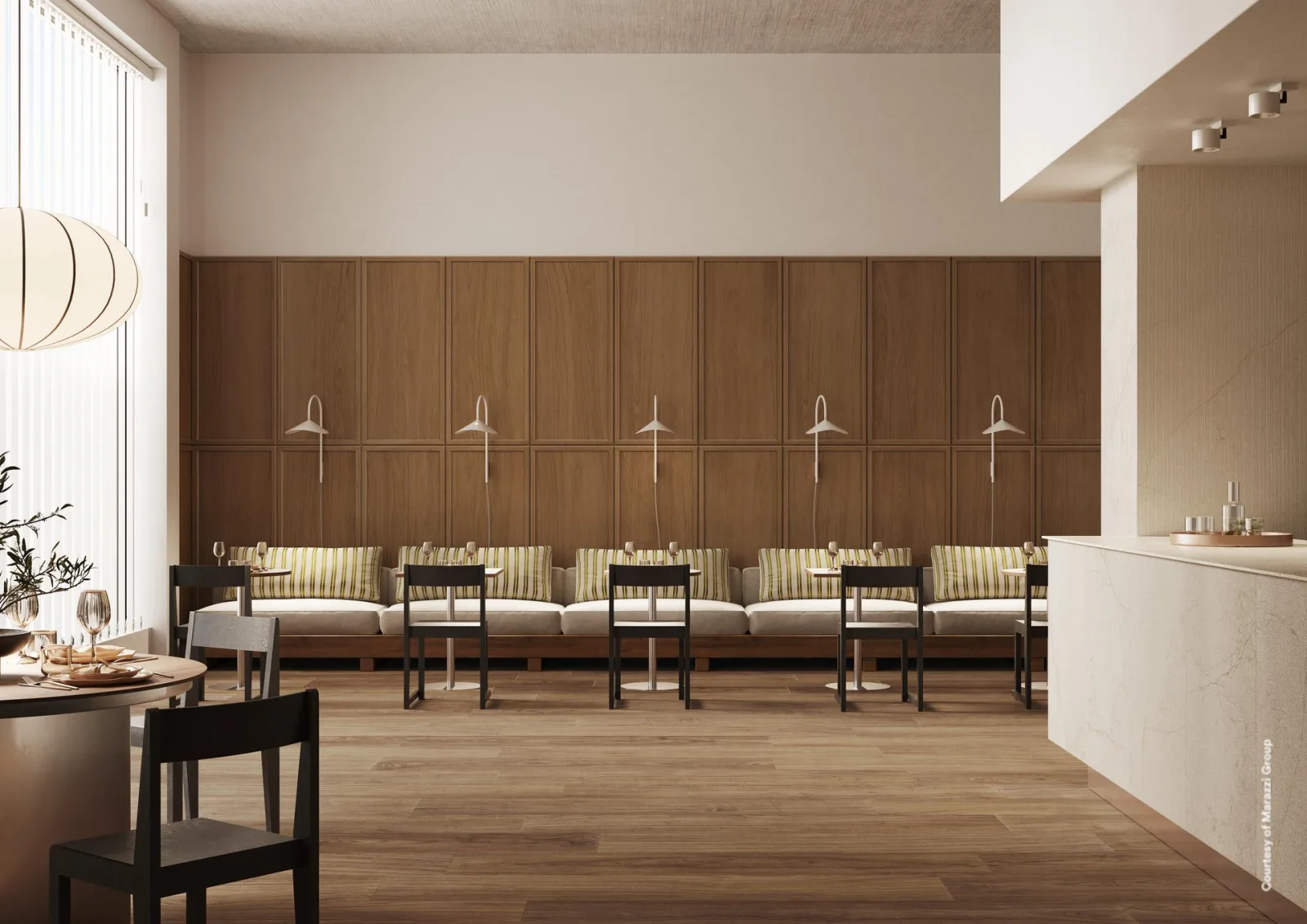 Gastraum mit langer Polsterbank und Holzvertäfelung, Boden in Holzoptik Noce Naturale 22,5x180 cm