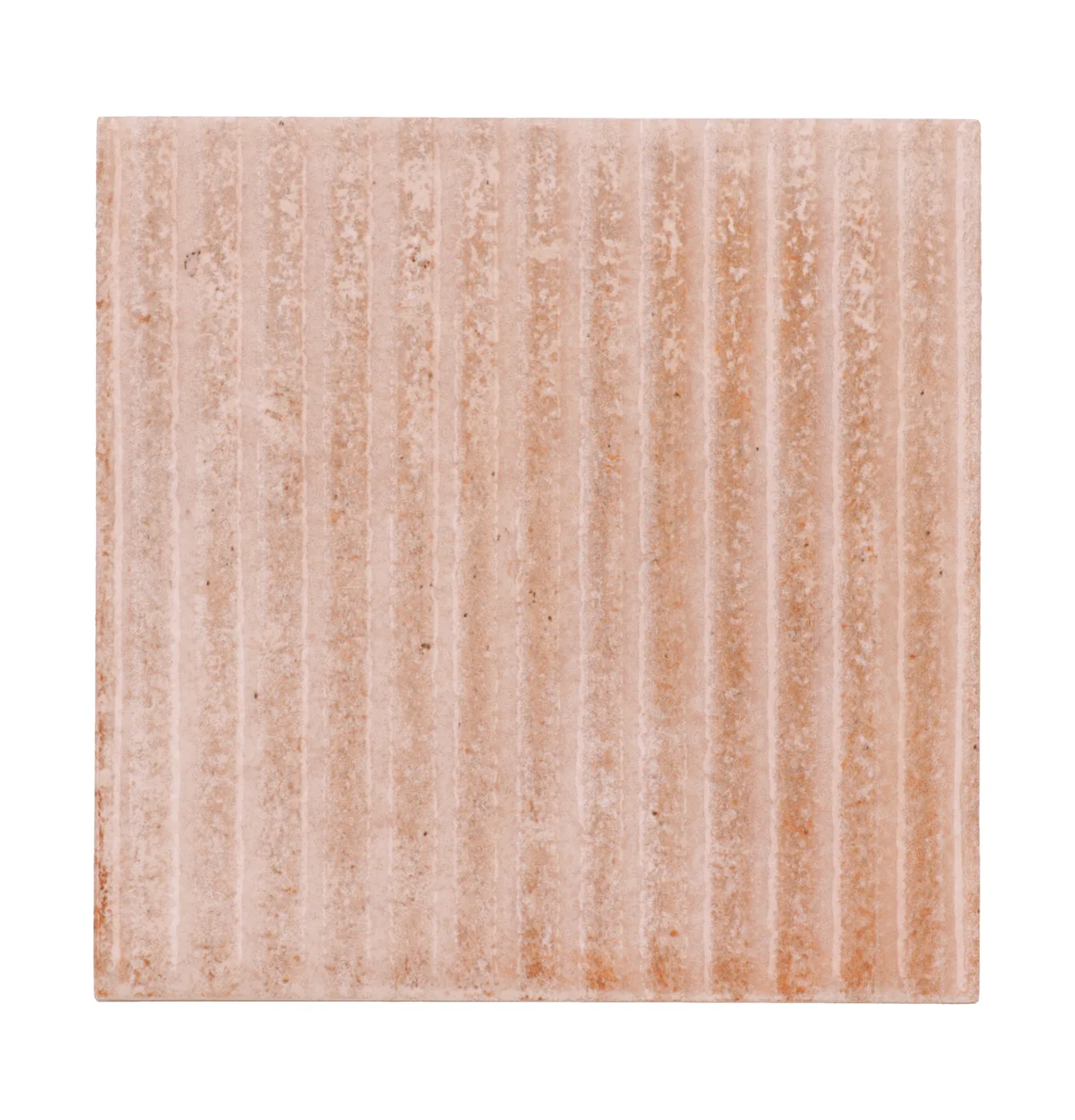 Apricot-roséfarbene matte Keramikfliese 10×10 cm mit vertikalem Rillenrelief und changierender, handgemachter Lasur.