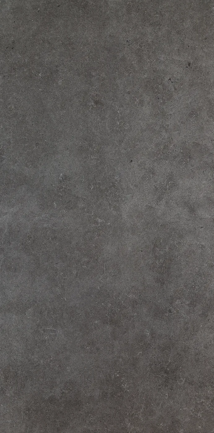 Anthrazitschwarze Feinsteinzeug-Fliese 60×120 cm in Steinoptik, matt, mit feinen hellen Einsprengseln und leichter Wolkung.