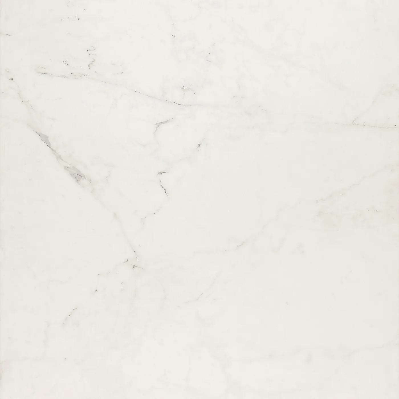 Weiße Marmoroptik-Fliese 60x60 cm in matter Ausführung, mit feinen hellgrauen Adern über die ganze Fläche.