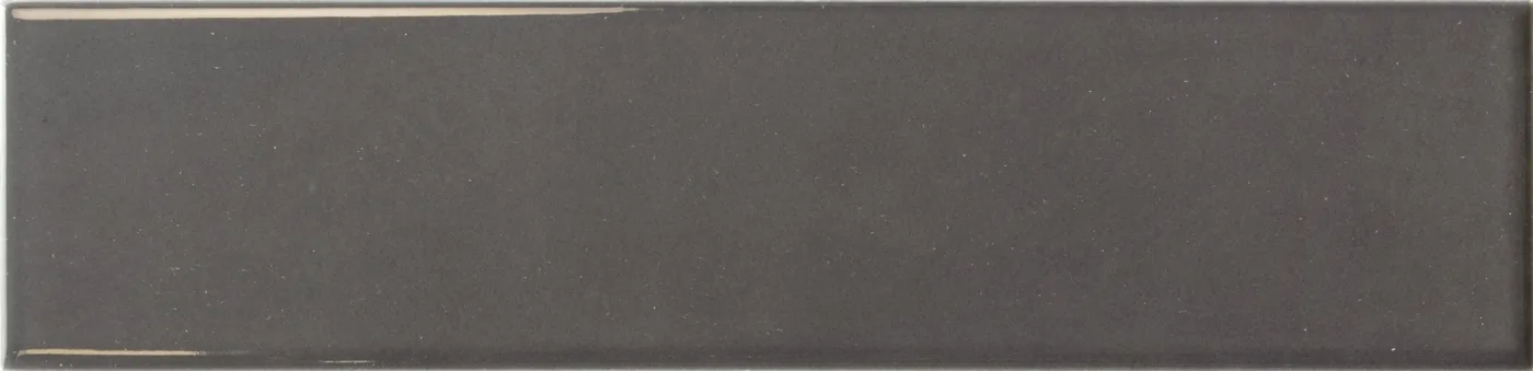 Rechteckige Wandfliese in dunklem Anthrazitgrau, glänzend, glatte einfarbige Oberfläche, im Format 6x24,6 cm.