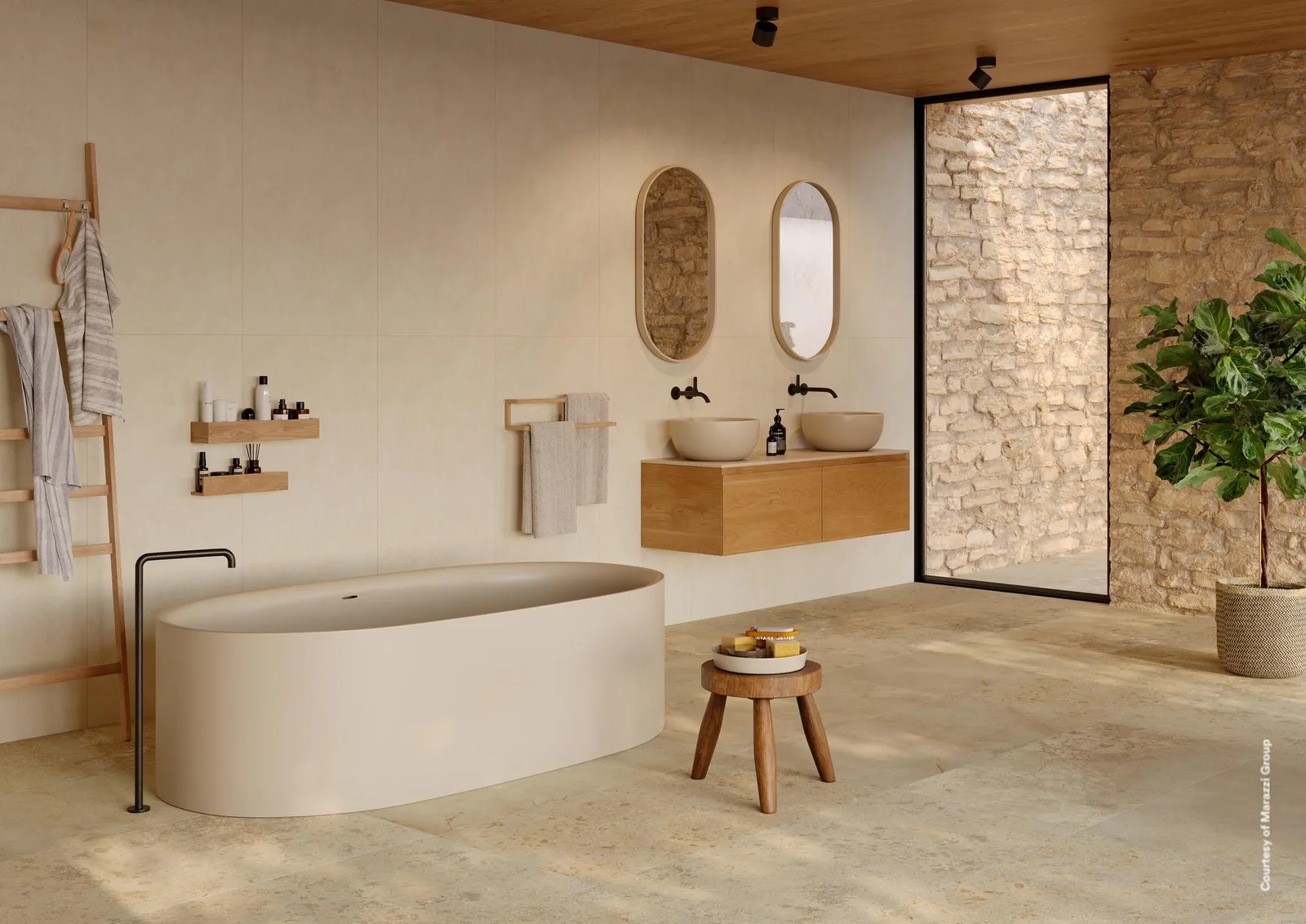 Badezimmer mit freistehender Wanne, Holzwaschtisch und beigen Steinoptik-Bodenfliesen im Großformat