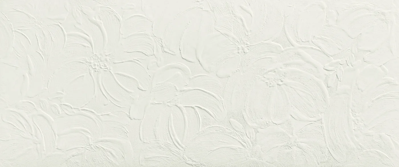 Weiße Wandfliese 50×120 cm matt mit plastischem Relief aus großen, überlappenden Blütenblättern über die Fläche.