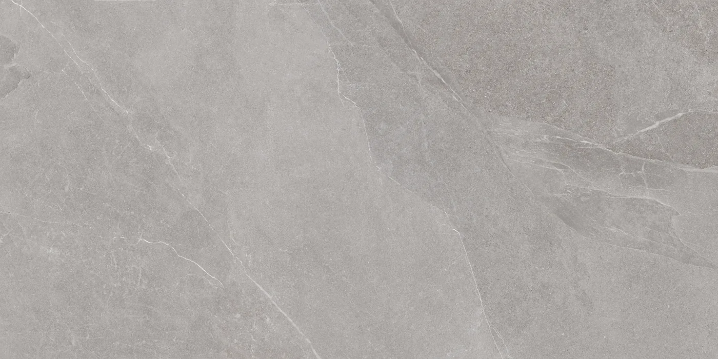 Mittelgraue Fliese 80×160 cm in Schieferoptik mit hellen Adern und mattem Finish