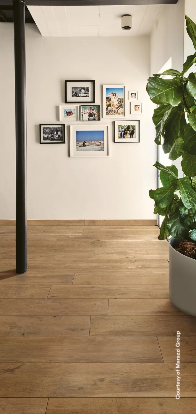 Treverkdear Natural 20x120 cm als Dielenboden in hellem Loft-Flur mit Bilderwand und Zimmerpflanze