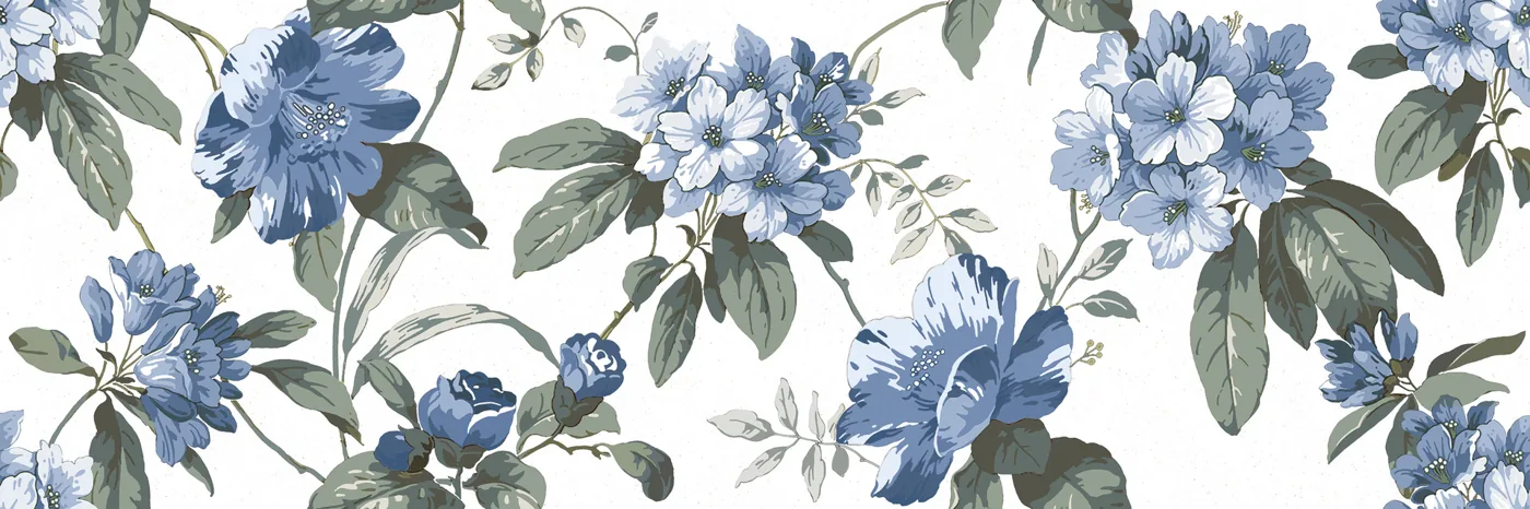 Weiße matte Dekorfliese 30×90 cm mit großen blauen Blüten zwischen graugrünen Blättern, frontal aufgenommen.