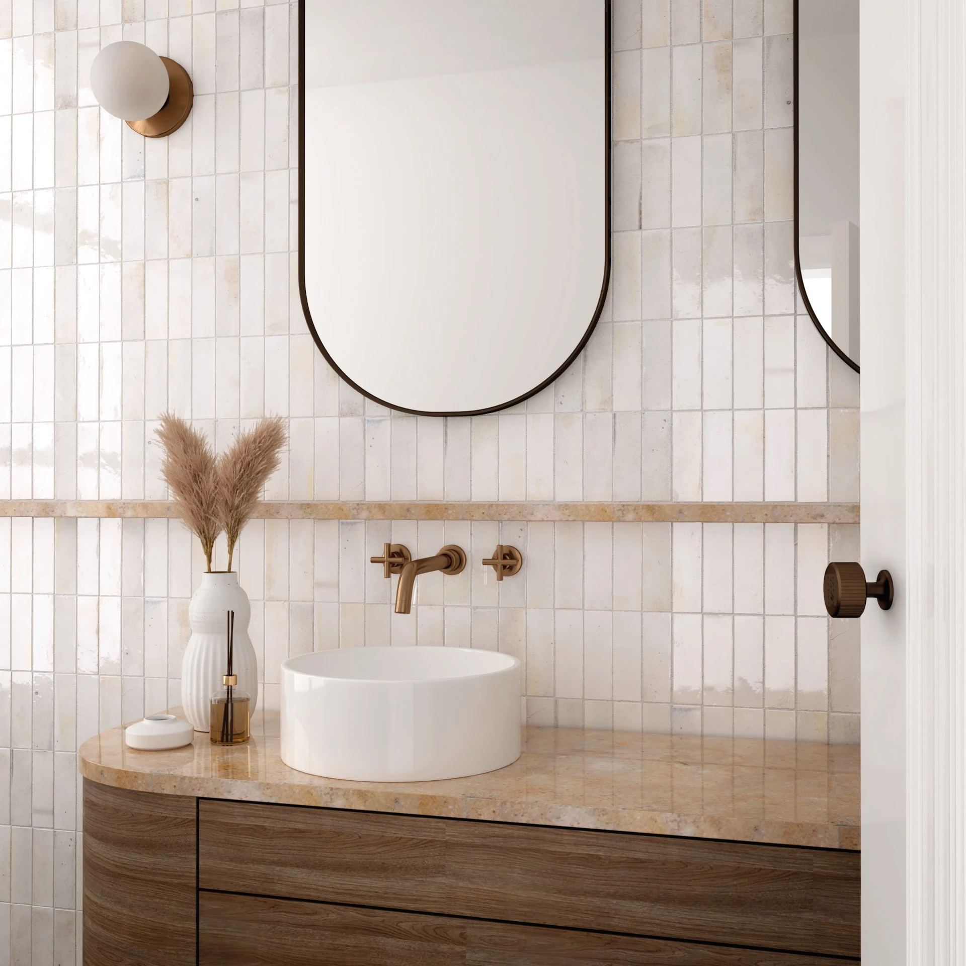 Raumszene mit verlegten Hanoi Wandfliesen in White Glasur, Showroom im Vintage Stil.